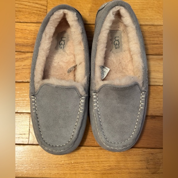 UGG Gray Shearling Lined Moccasins. Size 7, U.S. Like new. Very lightly used - Picture 2 of 4